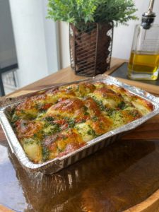 Focaccia de tomate cereja, queijo e molho pesto de manjericão